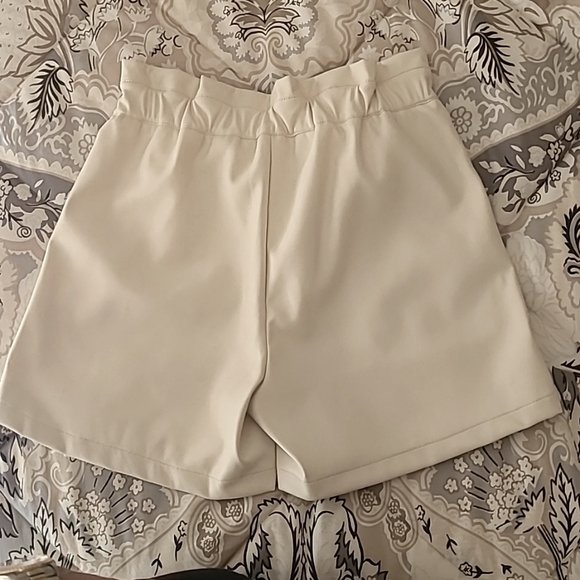 Lucy Paris faux leather paperbag waist shorts XS - Picture 5 of 6